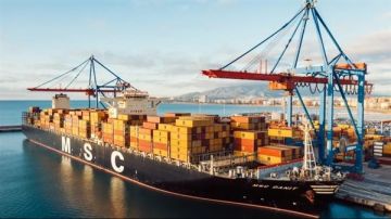 وزارة الإعلام تكشف حقيقة رسو سفينة محملة بمواد عسكرية في ميناء أبو قير وزارة الإعلام تكشف حقيقة رسو سفينة محملة بمواد عسكرية في ميناء أبو قير