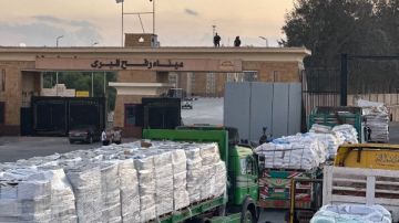 الهلال الأحمر يدفع بأكثر 86 ألف سلة غذائية ومساعدات شتوية عبر قافلة زاد العزة 151