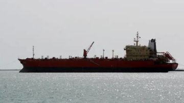 بلا تسريبات حتى الآن.. فرق الرصد البيئي تطوق موقع حادث المنصة البترولية في رأس شقير