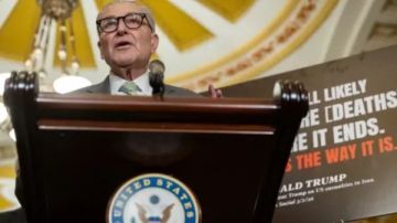 زعيم الأقلية بمجلس الشيوخ الأمريكي: ترامب صنع فوضى ولا يملك خطة لإنهائها