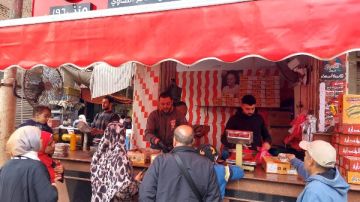 عادة مصرية إقبال كبير على شراء الفسيخ والرنجة قبل الاحتفال بالعيد في القليوبية.. صور عادة مصرية إقبال كبير على شراء الفسيخ والرنجة قبل الاحتفال بالعيد في القليوبية.. صور