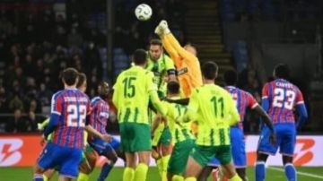 كريستال بالاس يتعادل مع أيك لارنكا في ذهاب دور الـ16 لدوري المؤتمر الأوروبي