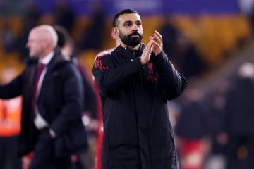 لقطة بين محمد صلاح ومدرب نادي وولفرهامبتون تخطف الأنظار 