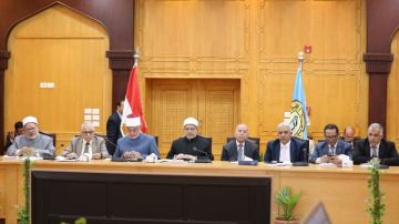 مجلس جامعة الأزهر يشيد بمواقف الدولة تجاه الأحداث الحالية ويكرم المتفوقين في التلاوة مجلس جامعة الأزهر يشيد بمواقف الدولة تجاه الأحداث الحالية ويكرم المتفوقين في التلاوة