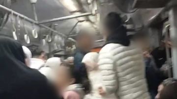 مشاجرة داخل عربة السيدات بمترو المرج حلوان بسبب شباب مشاجرة داخل عربة السيدات بمترو المرج حلوان بسبب شباب