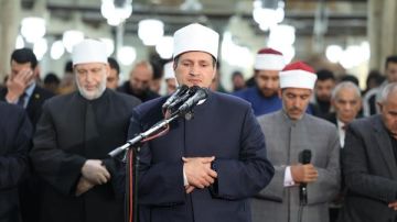 الآلاف يحتشدون لأداء صلاتي العشاء والتراويح في الجامع الأزهر شاهد الآلاف يحتشدون لأداء صلاتي العشاء والتراويح في الجامع الأزهر شاهد