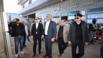 خلال تفقده محطات الوقود.. محافظ كفر الشيخ يطمئن على تطبيق الأسعار المقررة صور