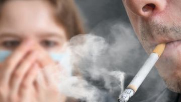 (عناية رئيس الشيفت) السجائر المهربة.. اقتصاد الظل الذي يستنزف موارد الدولة