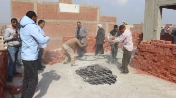 محافظ القليوبية يشرف ميدانيا على إزالة 7 طوابق مخالفة ببرج سكني في الخصوص