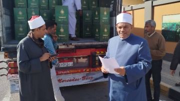 الأوقاف وبيت الزكاة والصدقات يوزعان 5000 حصة من المواد الغذائية في خمس محافظات