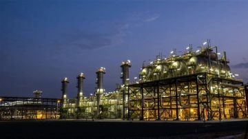 الفرق المختصة بأبوظبي تسيطر على الحريق في حقل شاه