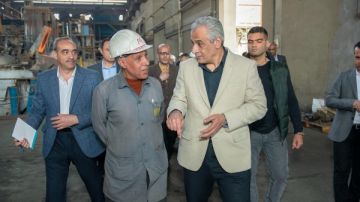 خلال جولة مفاجئة.. جمبلاط يتابع سير العمل في حلوان للمسبوكات والأجهزة المعدنية خلال جولة مفاجئة.. جمبلاط يتابع سير العمل في حلوان للمسبوكات والأجهزة المعدنية