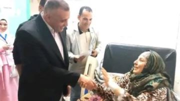 رئيس مركز الداخلة يهنئ المرضى بمستشفى الداخلة والأطقم الطبية بعيد الفطر