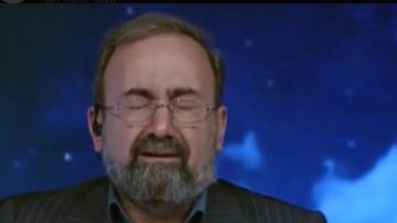 مذيع إيراني ينهار على الهواء بعد إعلان خبر استشهاد خامنئي