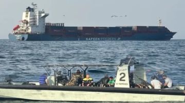 سلطنة عمان تعلن إنقاذ طاقم سفينة شحن استهدفت بصاروخين قرب مضيق هرمز