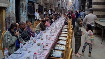 على غرار المطرية .. 1500 شخص على مائدة واحدة في كفر مناقر ببنها.. صور