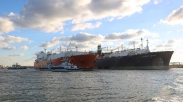 ميناء دمياط يستقبل ناقلة غاز مسال ترفع علم اليونان