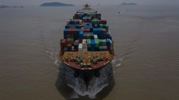 حريق يشل حركة السفن بمضيق هرمز.. ارتفاع أقساط التأمين البحري 1000 