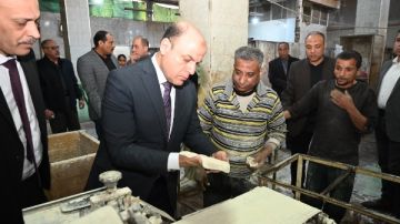 في جولة ميدانية .. محافظ الغربية يحضر مراحل إنتاج الخبز صور