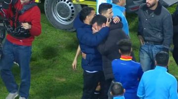 لحظات عصيبة عاشتها الكرة المصرية.. سقوط محمد حمدي انتزع القلوب.. وهاني أبوريدة يتابع حالته