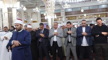 محافظ البحر الأحمر يؤدي صلاة عيد الفطر المبارك بمسجد الميناء الكبير بالغردقة