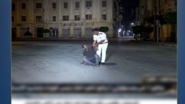 مفبرك .. الداخلية تكشف حقيقة فيديو لفرد شرطة يجذب مواطنا بطريقة غير لائقة مفبرك .. الداخلية تكشف حقيقة فيديو لفرد شرطة يجذب مواطنا بطريقة غير لائقة