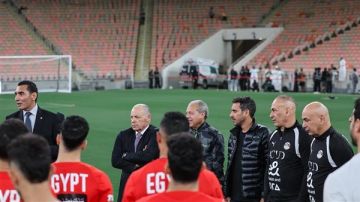 منتخب مصر يختتم تدريباته لمواجهة السعودية غدا.. ووزير الرياضة يجتمع باللاعبين