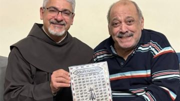 الأب بطرس دانيال يزور الفنان ضياء الميرغني ويهديه لوحة بأسماء الله الحسنى