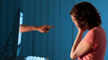 تناولها حد أقصى .. الحبس وغرامة تصل لـ 300 ألف جنيه عقوبة الابتزاز الإلكتروني