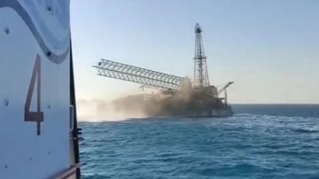 مصادر: لا إصابات في حادث اصطدام مركب بهيئة البترول بمنصة شمال شقير