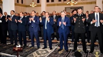 الرئيس السيسي يؤدي صلاتي العشاء والتراويح مع طلبة كلية الشرطة