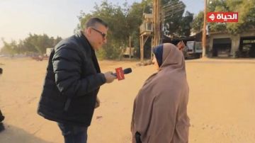 تبيع اليوسفي وتساعد أسرتها .. أم عبد الرحمن تتسلم هدية كفاحها من الليثي