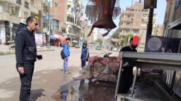 ضبط مخالفة رش مياه بشوارع منوف في المنوفية