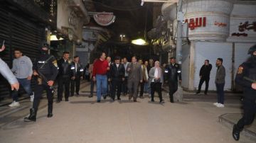 محافظ دمياط يجرى جولة مساء لمتابعة غلق المحال العامة والمراكز التجارية