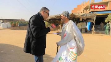 مسن يبكي بسبب جحود أبنائه.. وعمرو الليثي يجبر بخاطره ويهديه جائزة مالية