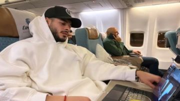 من على متن الطائرة..دونجا يعود إلى مصر.. شاهد