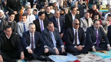 المحافظ والآلاف من أهالي كفر الشيخ يؤدون صلاة عيد الفطر.. صور