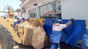 تكثيف حملات ضبط التراخيص والإشغالات بالممشى السياحي بالغردقة خلال اجازة العيد تكثيف حملات ضبط التراخيص والإشغالات بالممشى السياحي بالغردقة خلال اجازة العيد