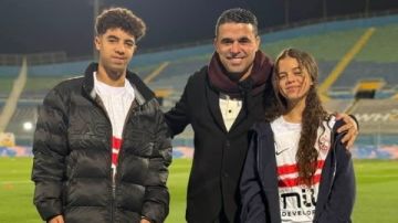 خالد الغندور وأولاده يساندون الزمالك بمدرجات ملعب الدفاع الجوي
