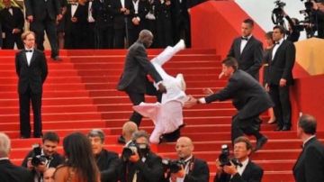سقوط ممثل شهير على درج حفل توزيع جوائز الأوسكار .. صور