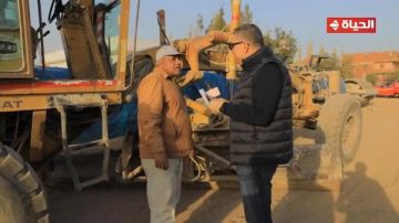 قصة كفاح ملهمة لسائق لودر.. وعمرو الليثي يهديه 5000 جنيه