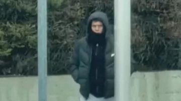 لقطات من وصول حمزة عبد الكريم لاعب الأهلي إلى برشلونة.. شاهد