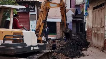 محافظ كفر الشيخ يتابع أعمال حفر وتوصيل شبكة الغاز الطبيعي بمطوبس صور