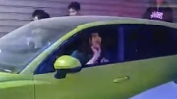 إشارات وألفاظ خارجة.. الأمن يفحص مشاجرة زوجة عصام صاصا مع شباب في الشارع