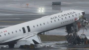 حادث مأساوي في نيويورك.. مصرع طيارين بعد اصطدام طائرة بسيارة إطفاء صور