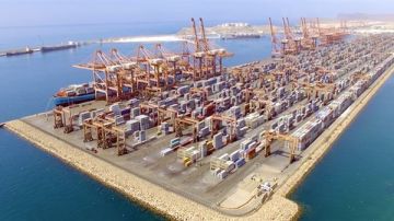 سلطنة عمان: طائرة مسيرة تصيب خزانات وقود في ميناء صلالة