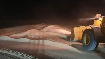 محافظ أسيوط: إعادة فتح طريق ديروط الفرافرة بعد رفع تراكمات الرمال