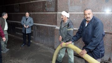 محافظ الشرقية مع العمال في الشارع لمتابعة سحب مياه الأمطار