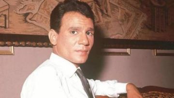 محبي عبد الحليم حافظ أمام قبره في ذكرى وفاته محبي عبد الحليم حافظ أمام قبره في ذكرى وفاته