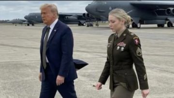 مفاجأة بشأن الضابطة الشقراء التي ظهرت مع ترامب.. من هي جيسيكا فوستر؟